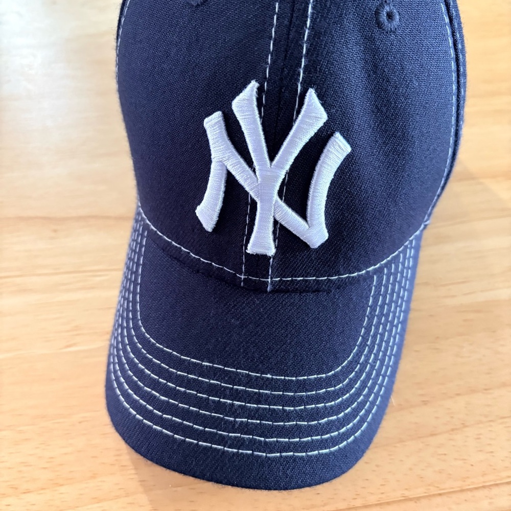 New Era 9TWENTY New York Yankees Contrast Stitch Cap — Youth - Picture 2 of 8